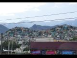 [Cliquez pour agrandir : 103 Kio] Monterrey - Quartiers pauvres avec des maisons colorées.