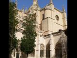 [Cliquez pour agrandir : 122 Kio] Ségovie - La cathédrale Sainte-Marie : vue générale depuis le cloître.