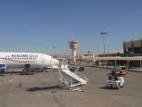 [Cliquez pour agrandir : 57 Kio] Hermosillo - L'aéroport : avion au sol.