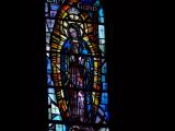 [Cliquez pour agrandir : 75 Kio] Gallup - The Sacred Heart cathedral: stained glass window representing Our Lady of Guadalupe.