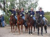 [Cliquez pour agrandir : 138 Kio] Tucson - Fort Lowell Day: the cavalry in front of San Pedro chapel.