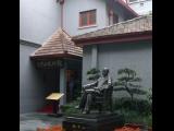 [Cliquez pour agrandir : 107 Kio] Shanghai - La résidence du Dr. Sun Yat-Sen : statue de Sun Yat-Sen devant la porte.