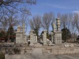[Cliquez pour agrandir : 112 Kio] Pékin - Parc Yuanmingyuan : ruines du bâtiment européen Wuzhuting de l'ancien palais d'été.
