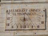 [Cliquez pour agrandir : 114 Kio] Urrugne - L'église Saint-Vincent : le cadran solaire.
