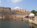 [Cliquez pour agrandir : 113 Kio] Jaipur - Le fort d'Amber : lac et vue générale.