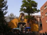 [Cliquez pour agrandir : 158 Kio] Mexico - L'église Saint-François : entrée latérale.