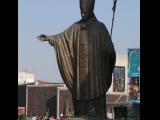 [Cliquez pour agrandir : 103 Kio] Mexico - La basilique nouvelle Notre-Dame-de-Guadalupe : statue de Saint Jean-Paul II.