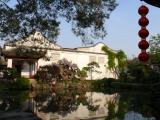 [Cliquez pour agrandir : 133 Kio] Suzhou - Le jardin du maître des filets : l'étang devant les bâtiments d'habitation.
