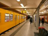 [Cliquez pour agrandir : 84 Kio] Berlin - Le métro : rame en station.