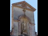 [Cliquez pour agrandir : 81 Kio] La Bastide-Clairence - L'église Notre-Dame-de-l'Assomption : la façade : statue de saint Michel.