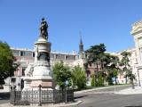 [Cliquez pour agrandir : 106 Kio] Madrid - Place et statue près du parc du Retiro.