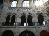 [Cliquez pour agrandir : 99 Kio] Noyon - La cathédrale : la galerie du chœur.