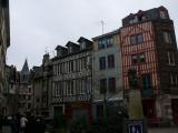 [Cliquez pour agrandir : 83 Kio] Rouen - Place et belles façades.