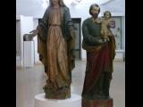 [Cliquez pour agrandir : 95 Kio] Delhi - Le musée national : statues de la Vierge et de Saint Joseph portant l'Enfant Jésus, en bois, de Goa, 17è siècle.