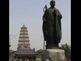[Cliquez pour agrandir : 61 Kio] Xi'an - La grande pagode de l'oie sauvage : la pagode et la statue du moine Xuan Zhuang.