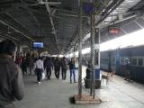 [Cliquez pour agrandir : 130 Kio] Agra - La gare d'Agra Cantonment : l'intérieur.