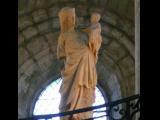 [Cliquez pour agrandir : 79 Kio] Noyon - La cathédrale : statue de la Vierge à l'Enfant au-dessus du chœur.