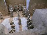 [Cliquez pour agrandir : 101 Kio] Xi'an - Le mausolée de l'empereur Qin Shihuang : l'armée de terre cuite : le puits n°3.