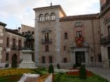 [Cliquez pour agrandir : 101 Kio] Madrid - La Plaza de la Vila : la statue de Don Alvaro de Bazan.