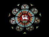[Cliquez pour agrandir : 88 Kio] Biarritz - L'église Sainte-Eugénie : vitrail représentant l'Agneau de Dieu.