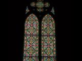 [Cliquez pour agrandir : 122 Kio] Biarritz - L'église Sainte-Eugénie : vitrail floral.
