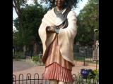 [Cliquez pour agrandir : 140 Kio] Santa Fe - Saint Francis cathedral: statue of Saint Kateri Tekakwitha.