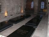 [Cliquez pour agrandir : 76 Kio] Saint-Denis - La basilique : les six tombes noires commandées par Valéry Giscard d'Estaing.