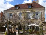 [Cliquez pour agrandir : 148 Kio] Vézelay - Maison recouverte de glycine.