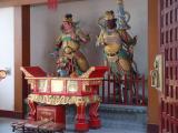 [Cliquez pour agrandir : 98 Kio] Shanghai - Le temple de Qibao : statues et autel.