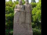 [Cliquez pour agrandir : 127 Kio] Shanghai - Le parc Fuxing : monument à Karl Marx et Friedrich Engels.
