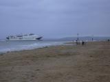 [Cliquez pour agrandir : 46 Kio] Ouistreham - Ferry entrant dans le port.