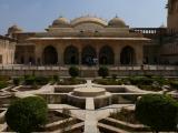 [Cliquez pour agrandir : 132 Kio] Jaipur - Le fort d'Amber : le hall des audiences privées (Diwan-i-Khas) : jardins.