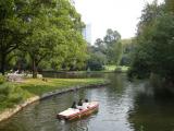 [Cliquez pour agrandir : 133 Kio] Shanghai - Zhongshan Park : plan d'eau et bateau.