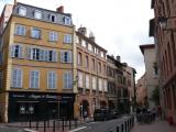 [Cliquez pour agrandir : 102 Kio] Toulouse - Rue avec des façades décorées.