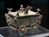 [Cliquez pour agrandir : 77 Kio] Pékin - Le Poly art museum : boîte en bronze en forme de chariot de la dynastie des Zhou occidentaux (11è s. av. J.-C. à -771).