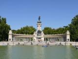 [Cliquez pour agrandir : 88 Kio] Madrid - Le parc du Retiro : bassin et colonnade.