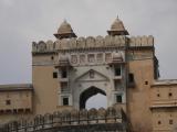 [Cliquez pour agrandir : 90 Kio] Jaipur - Le fort d'Amber : porte.