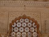 [Cliquez pour agrandir : 174 Kio] Jaipur - Le fort d'Amber : bas-reliefs et moucharabieh.