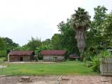 [Cliquez pour agrandir : 107 Kio] Louisiana - A plantation: the garden and the old kitchen.