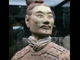 [Cliquez pour agrandir : 80 Kio] Xi'an - Le mausolée de l'empereur Qin Shihuang : l'armée de terre cuite : statue dans le musée.