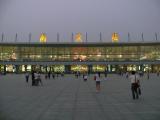 [Cliquez pour agrandir : 71 Kio] Nankin - La gare, de nuit.
