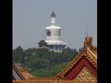 [Cliquez pour agrandir : 60 Kio] Pékin - Le parc Beihai : le temple de la paix éternelle : la pagode blanche vue depuis la Cité interdite.