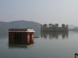 [Cliquez pour agrandir : 54 Kio] Jaipur - Le palais de l'eau (Jal Mahal) sur le lac Man Sagar.