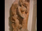 [Cliquez pour agrandir : 103 Kio] Delhi - Le musée national : statue de la déesse Ganga (Gange, fleuve sacré, 5è s.).