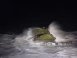 [Cliquez pour agrandir : 36 Kio] Biarritz - Vague sur un rocher près du rocher de la Vierge un soir de tempête.