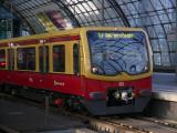 [Cliquez pour agrandir : 103 Kio] Berlin - Train dans la gare Hauptbahnhof.