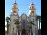 [Cliquez pour agrandir : 75 Kio] Tucson - Saint Augustine cathedral: the front part.