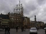 [Cliquez pour agrandir : 80 Kio] Lille - La construction de bambou de la place du Général de Gaulle pour Lille 2004.