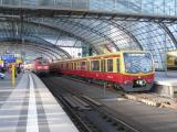 [Cliquez pour agrandir : 128 Kio] Berlin - Trains dans la gare Hauptbahnhof.