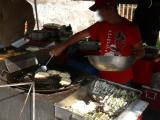 [Cliquez pour agrandir : 133 Kio] Monterrey - Vendeur de beignets sur un marché.